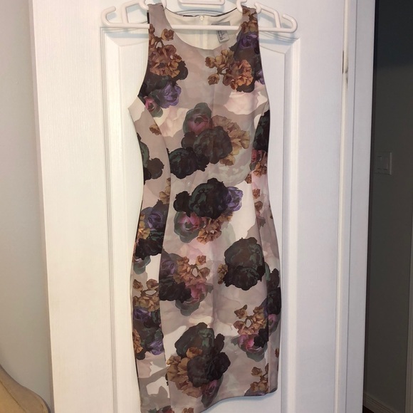 H&M Dresses & Skirts - Cute H&M floral stretchy dress